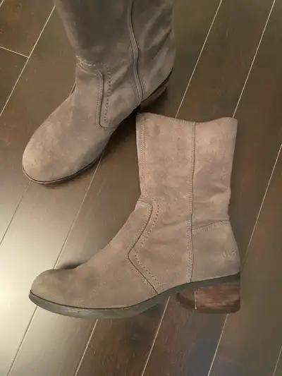 UGG Women's Boots size 8.5, View more