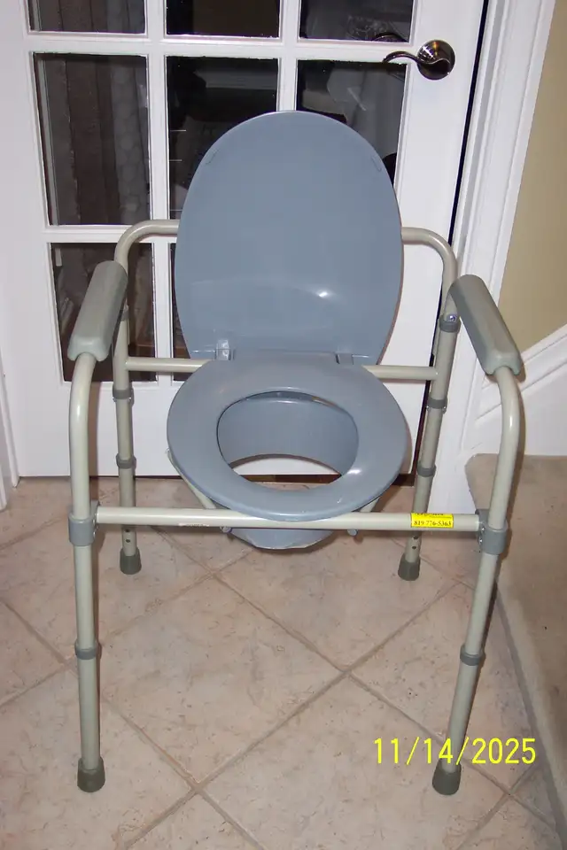 commode toilet in Health & Special Needs in Ottawa - Image 2