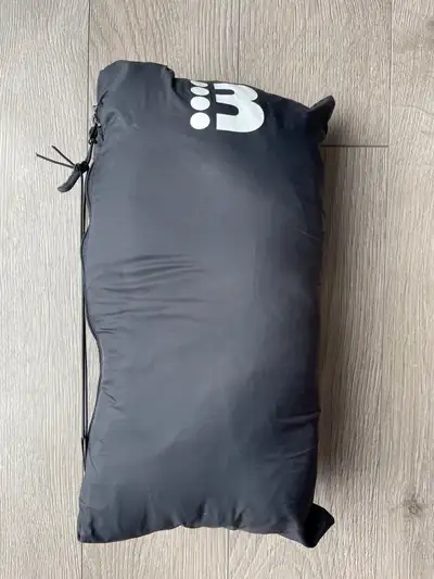 New Bench Men's Packable Jacket, Size L Description: Packs into a travel pillow Durable water repell...