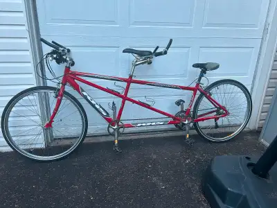 Vélo Tandem Marque KHS Modèle Tandemania Cross 6101 Hauteur du vélo arrière : 16 po. En bon état. Vi...