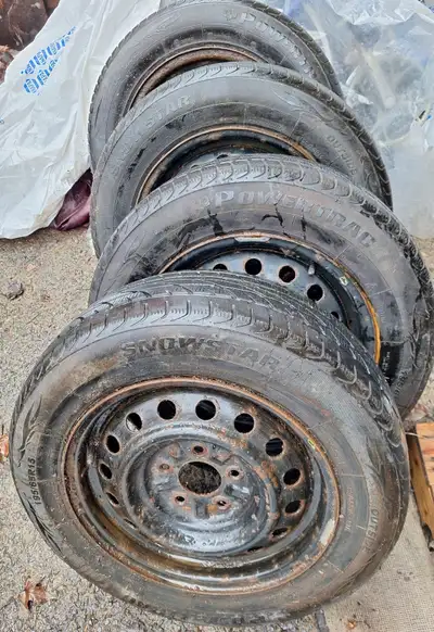 Pneus à vendre de dimension 195/65R15, montés sur des roues en acier à 5 trous. Pneus usagés. Bon po...