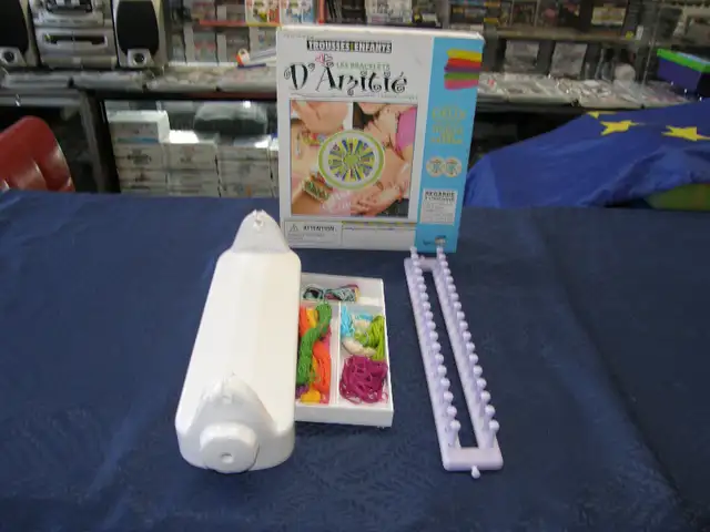 Lot d'article pour faire des Bracelets d'amitié en tissue - 10$ in Hobbies & Crafts in Québec City - Image 3