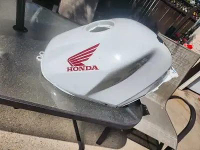 Selling fuel tank for VFR800 2006 only one little chip on the tank. Got it with bike but sold a bike...