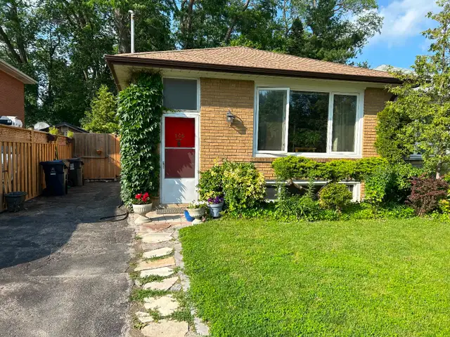 $2200  full Basement - Guildwood Home