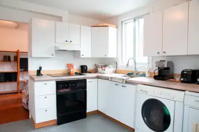 Superb & Safe location ideal for two next to Metro Laurier, Park and Services with a relaxed atmosph...