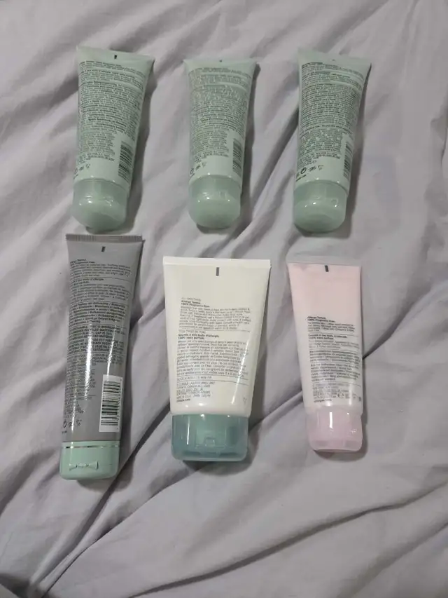 Clinique Scrub and Cleanser Bundle in Other in Edmonton - Image 3
