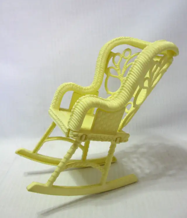 CHAISE et BERCEAU VINTAGE BARBIE CHAIR and CRIB SET in Arts & Collectibles in West Island - Image 3