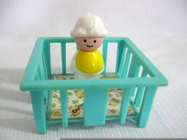 ENSEMBLE POUPONIERE VINTAGE FISHER PRICE NURSERY ITEMS & BABIES in Arts & Collectibles in West Island - Image 3