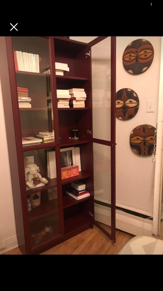 A vendre à MONTREAL armoire rouge framboise vitrée Ikea Bibliothèques