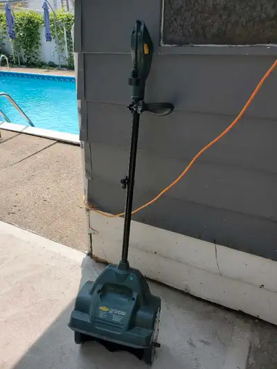 Voici une pelle à neige électrique Yardworks 8A en bon état, parfaite pour dégager rapidement votre...