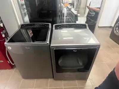Voici une laveuse et une sécheuse Whirlpool de couleur gris métallisé, idéales pour toute buanderie...