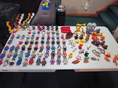 A rather large collection of Duplo Lego figures and animals. All Lego, no Lego like brands. 73 figur...