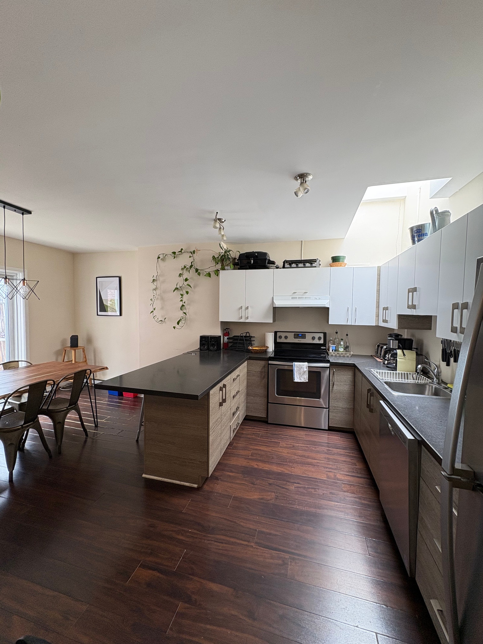 Fully Furnished - 3 Bedroom 2 Bathroom Apartmen (Guy Concordia) — photo 2