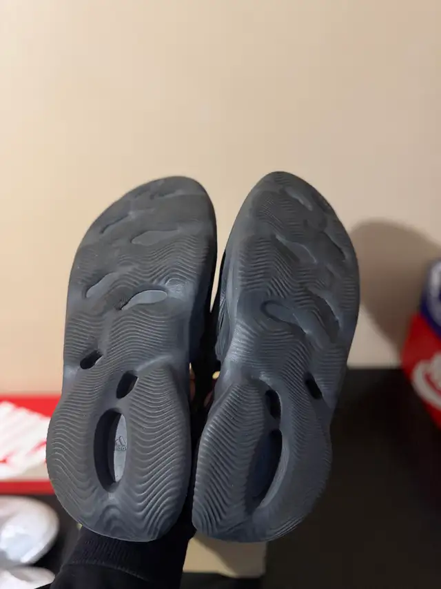 Yeezy Adidas Foam Runner “Onyx” - Size 12 Mens (Used) in Men's Shoes in Ottawa - Image 6