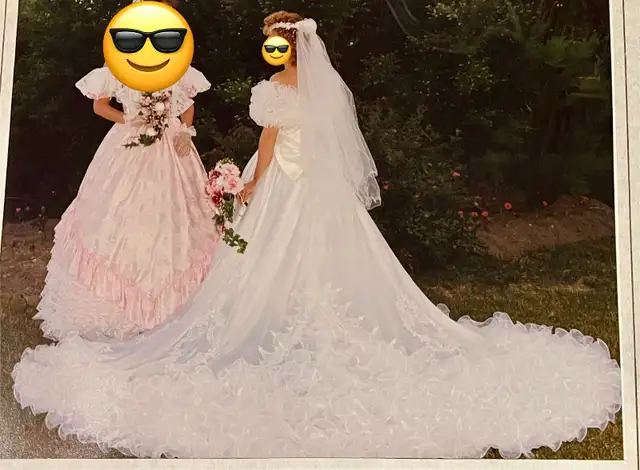 Vintage Wedding Dress & Veil in Wedding in Sarnia - Image 11