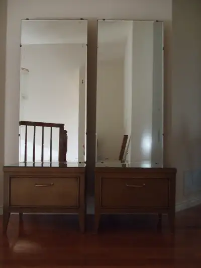 2 TABLES DE CHEVET AVEC MIROIRS-2 BEDSIDE TABLES WITH MIRRORS, View more