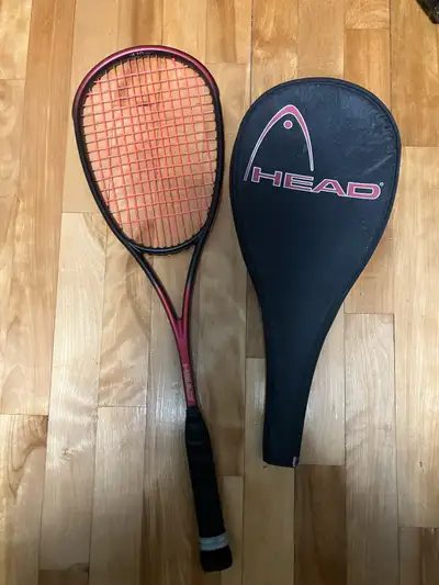 Raquette de squash HEAD en très bon état, cordage solide et prête à jouer. Grande tête 410 cm² idéal...