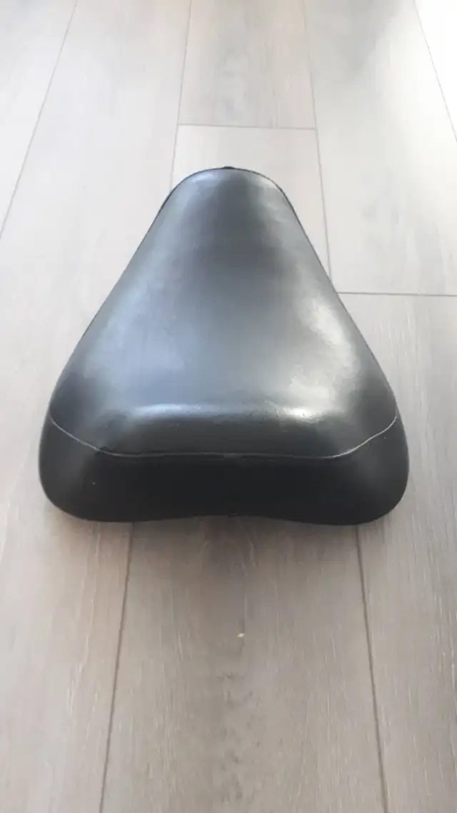 Harley Sportster seat (1970 era) - like new - 15&1/2 inches long in Motorcycle Parts & Accessories in Markham / York Region - Image 3