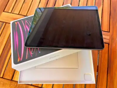 iPad Pro 12.9" 6th Gen M2 Like New 128GB Comes with box No scratches or dents pickup in riverside so...