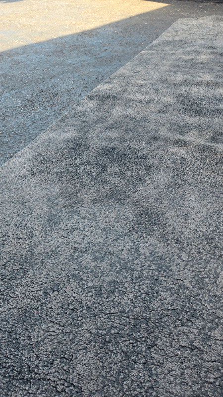 Grande carpette/tapis gris foncé dans Tapis et moquettes  à Ville de Montréal - Image 2