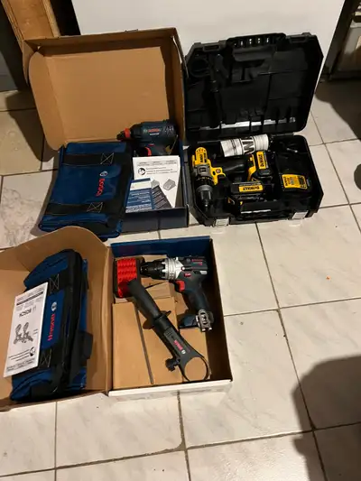 Le coffre complet d’une perceuse visseuse à percussion marteau à 3 vitesses de Dewalt à état neuf,de...