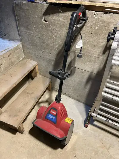 Toro Power shovel modèle 38361 C’est une souffleuse de 12’’ de large et 7.5 amp De marque Toro très...