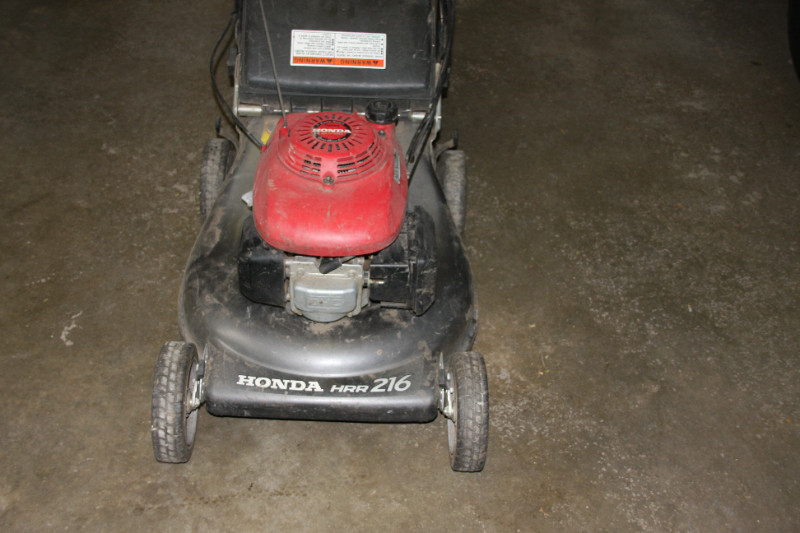 selfpropelled Honda gas mower Lawnmowers & Leaf Blowers Calgary