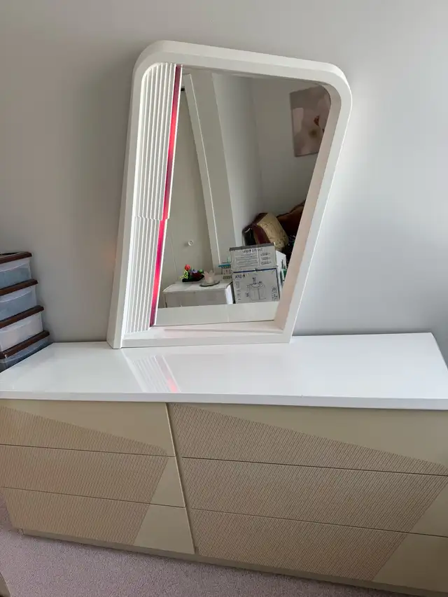 retro dresser with light up mirror in Dressers & Wardrobes in Strathcona County - Image 7