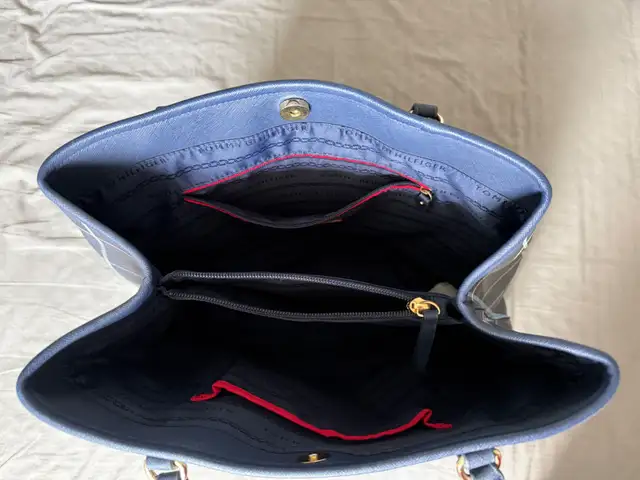 Woman's Hand Bag ( Tommy Hilfiger ) - Almost Brand New in Women's - Bags & Wallets in City of Toronto - Image 5