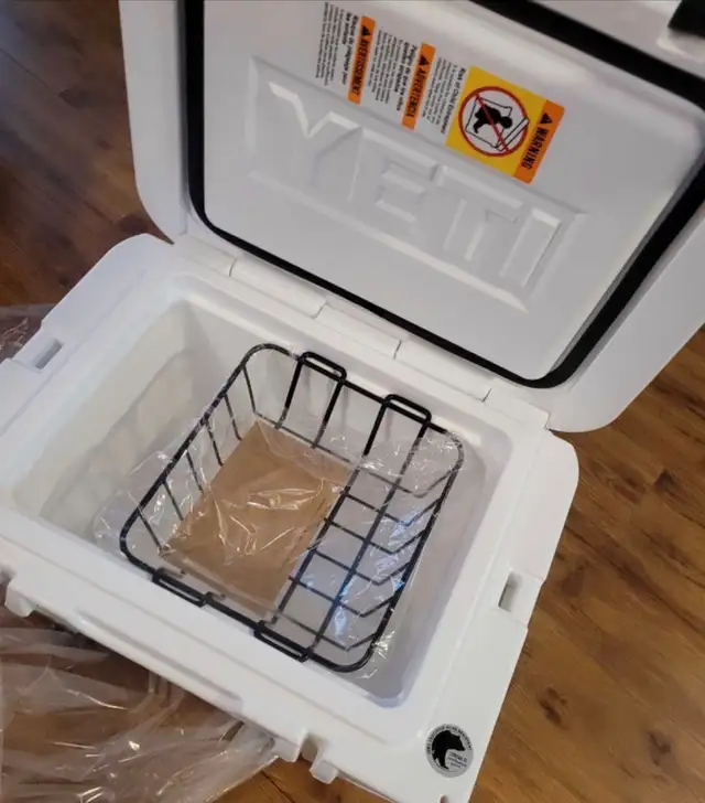 YETI tundra 35 cooler in Outdoor Tools & Storage in Windsor Region - Image 3