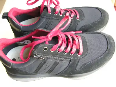 Brand new , zipper at side , see the first picture Size 8 Price is firm