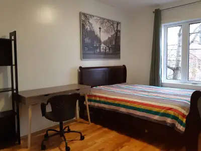 Vous êtes à la recherche d'une belle chambre à louer avec des colocataires et propriétaires sympathi...