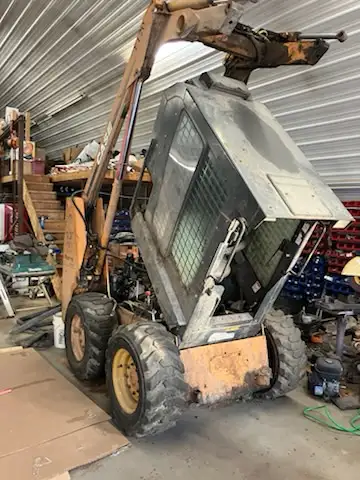 Looking to purchase in any condition skid steers needing repairs , parts machines or salvage units....