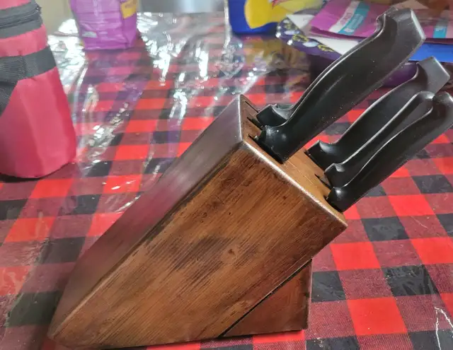 KNIFE BLOCK PRICE FIRM CASH ONLY KELLIGREWS in Other in St. John's - Image 7