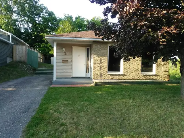 Elliot Lake: 2 bedroom detached backsplit on a corner lot