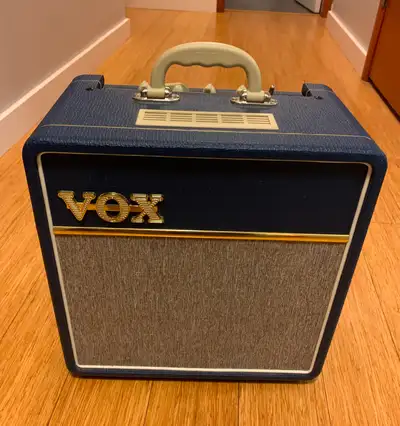 - All-tube mini combo amp - Legendary Top Boost tone inherited from the VOX AC30 - Gain, Treble, Bas...