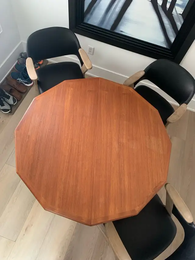 dining room table in Dining Tables & Sets in Hamilton - Image 11