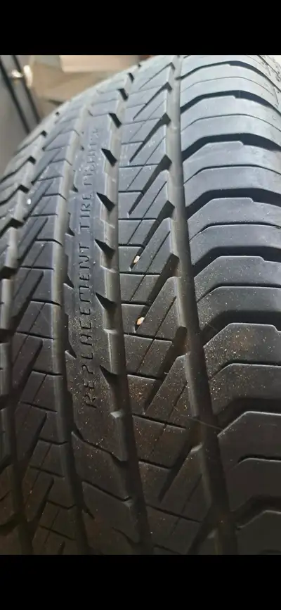 225 65r17 general evertrek all season tires set of 4 on rims 90% tread. bolt pattern 5x114