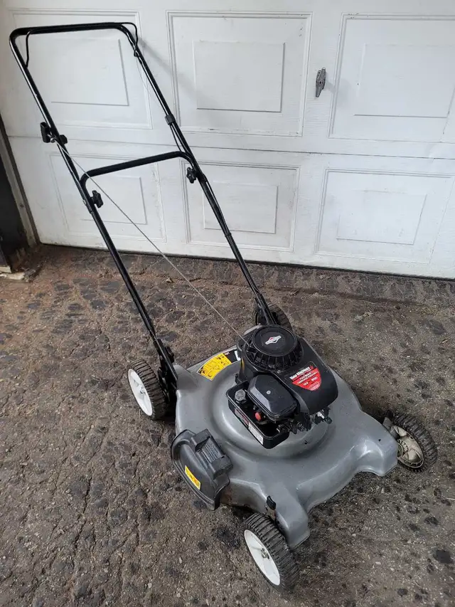 Yard machines push mower  in Lawnmowers & Leaf Blowers in Kitchener / Waterloo - Image 2