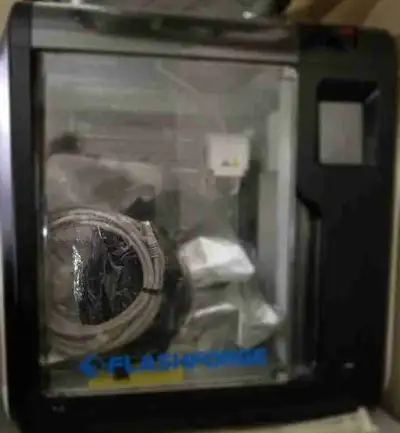 Je vends une imprimante 3D FlashForge en bon état. Cette imprimante est parfaite pour les amateurs e...
