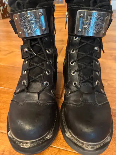 Bottes pour femme grandeur 8.5 Ayant fait beaucoup de route mais en très bonne état. Très confortabl...