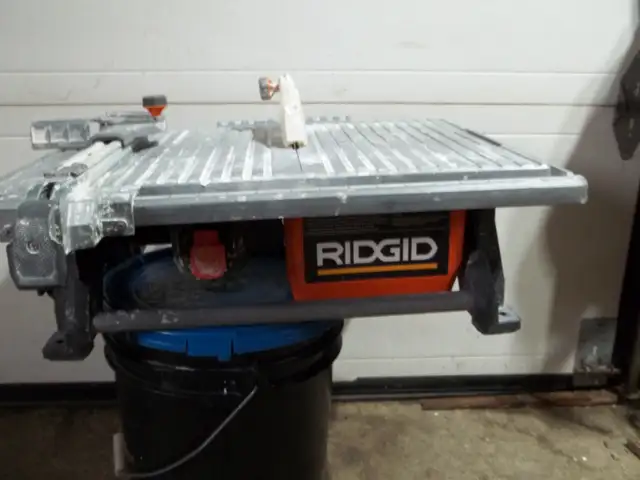 SCIE  A   CÉRAMIQUE   AVEC   RESERVOIR  D,EAU in Power Tools in Laval / North Shore - Image 4