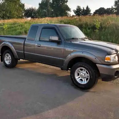4.0L V6 engine. Original owner. No Accidents. Synthetic oil change 5000 kms. Not used in constructio...