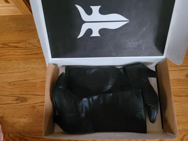Stampede - Frye Leather Boots - Vintage (in box) in Women's - Shoes in Calgary - Image 3