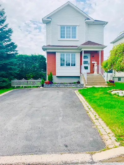 Beautiful Fully Furnished 3-Bedroom Home for Rent in the Heart of Vaudreuil-Dorion Welcome to this w...