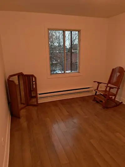 Chambre à louer disponible dès maintenant La chambre se situe dans un appartement 4 /1/2, 15min du c...