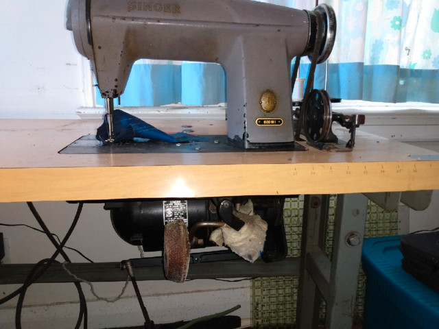 Singer industrial sewing machine in Hobbies & Crafts in City of Toronto - Image 4