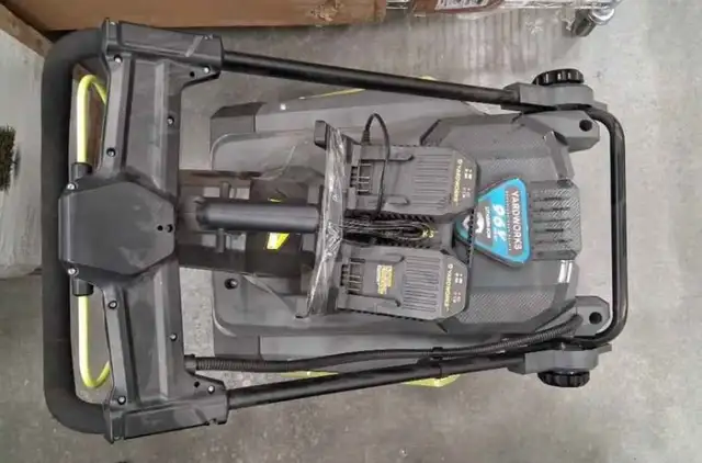 Yardworks 21-inch cordless snowblower in excellent condition in Snowblowers in Barrie - Image 6