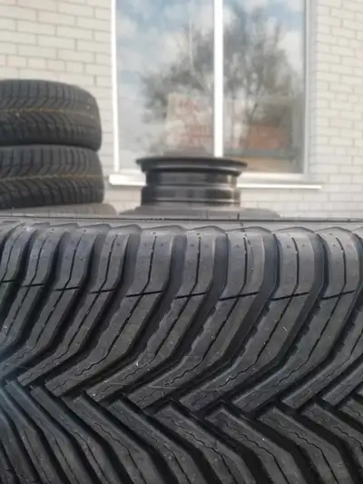 New All-Weather Michelin CROSSCLIMATE SUV - Touring 235/65R17 104V SL (MO) $ 1205 plus hst per set o...