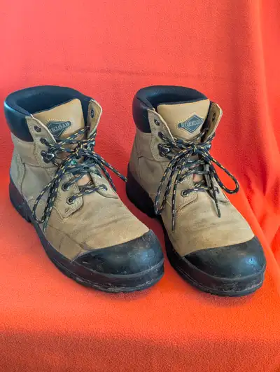 Size 10 men's steel-toed laced work boots, View more